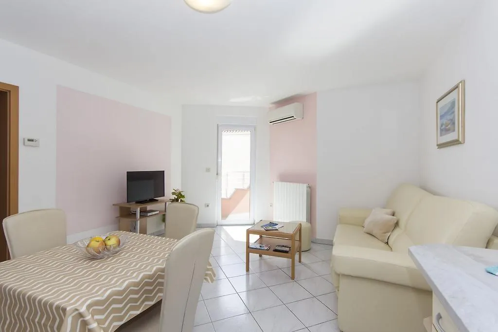 Apartments Lara Пула
