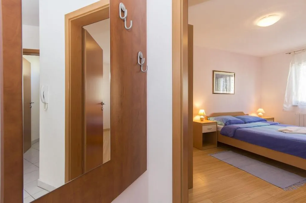 Apartments Lara Пула 0*,