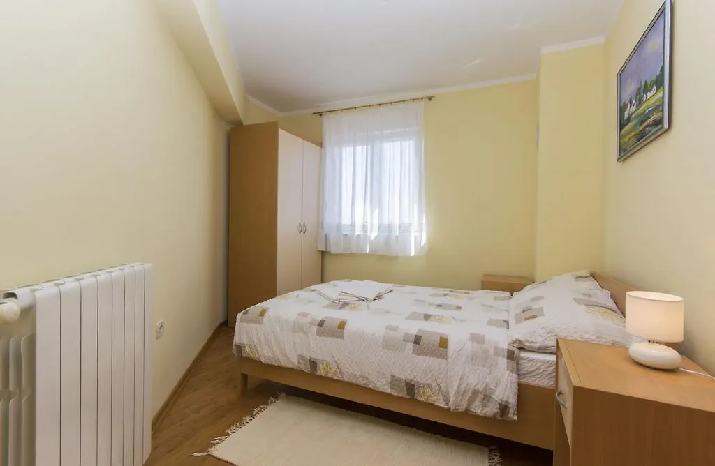 Apartments Lara Пула