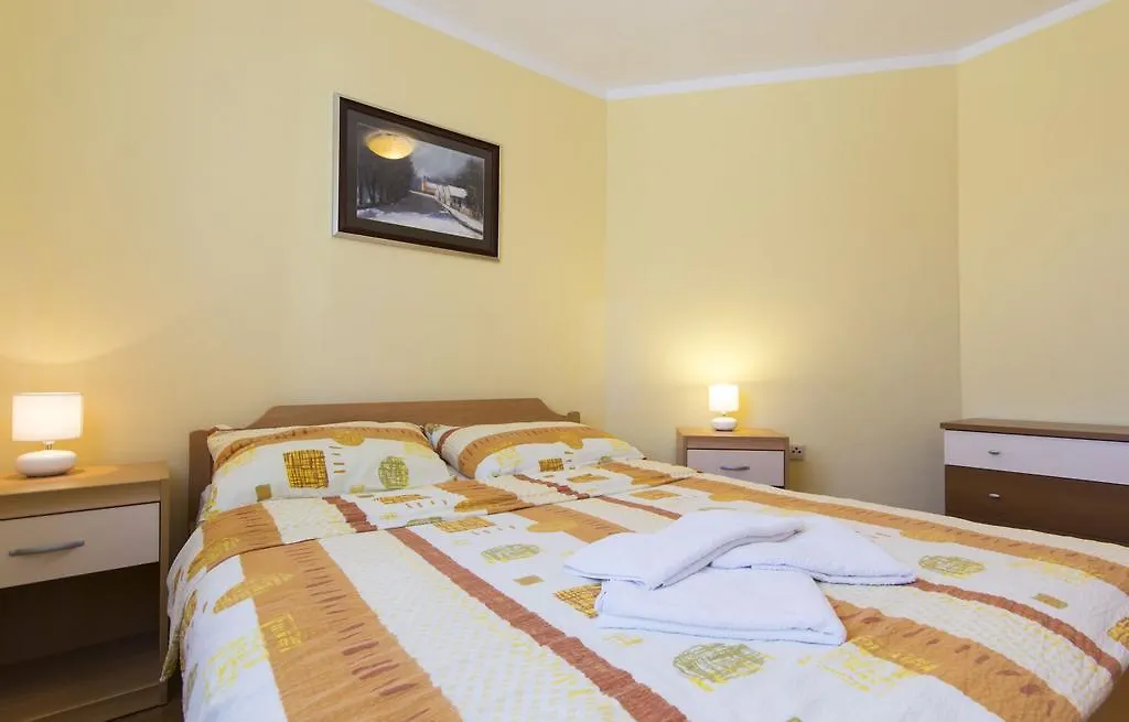 Apartments Lara Пула