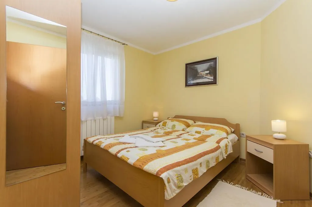 Apartments Lara Пула