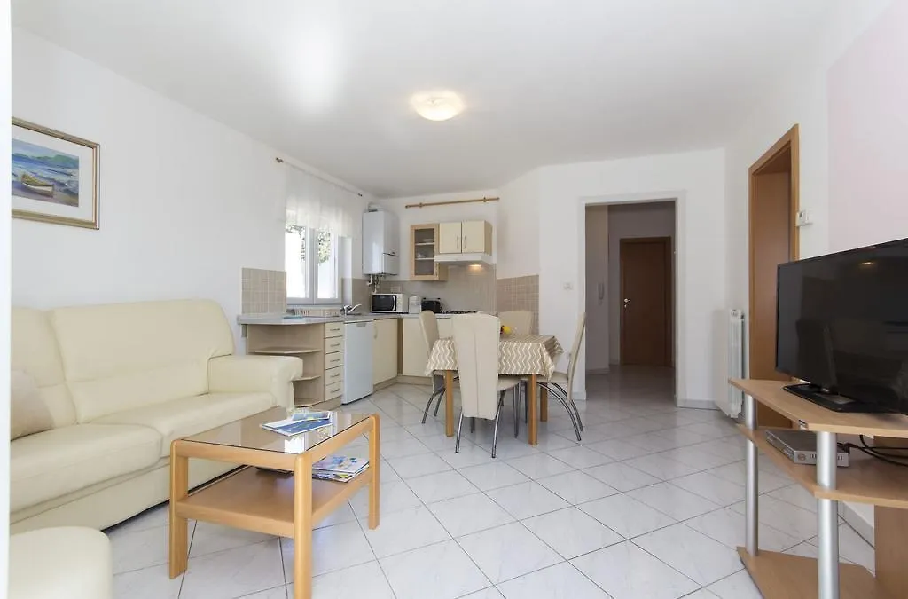 Apartments Lara Пула 0*,
