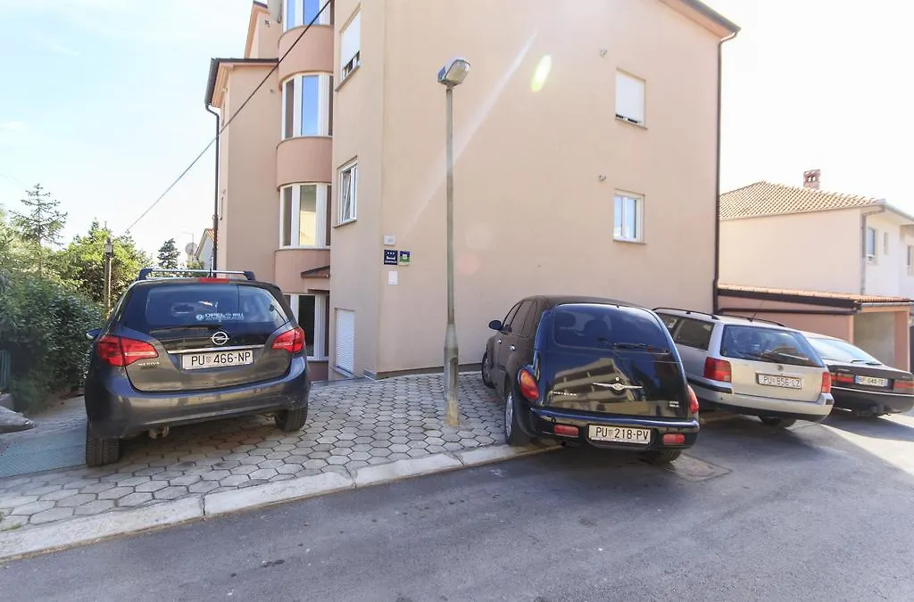 Apartments Lara Пула