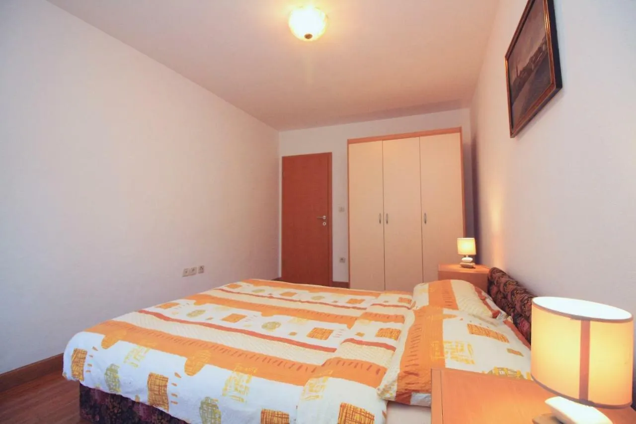 Apartments Lara Pula 0*,